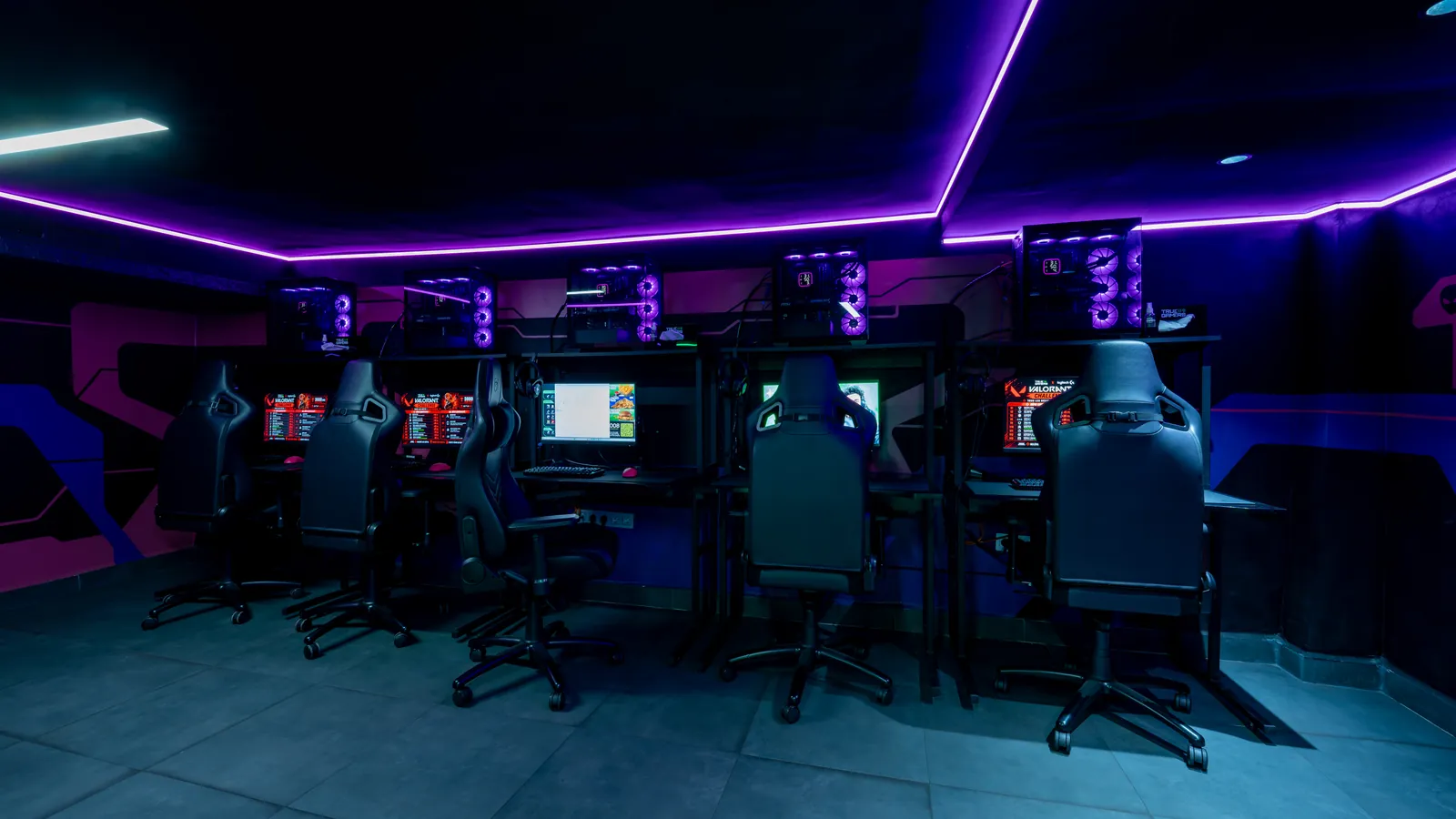 Intérieur du club True Gamers 2 Mars — stations PC RTX sous éclairage violet