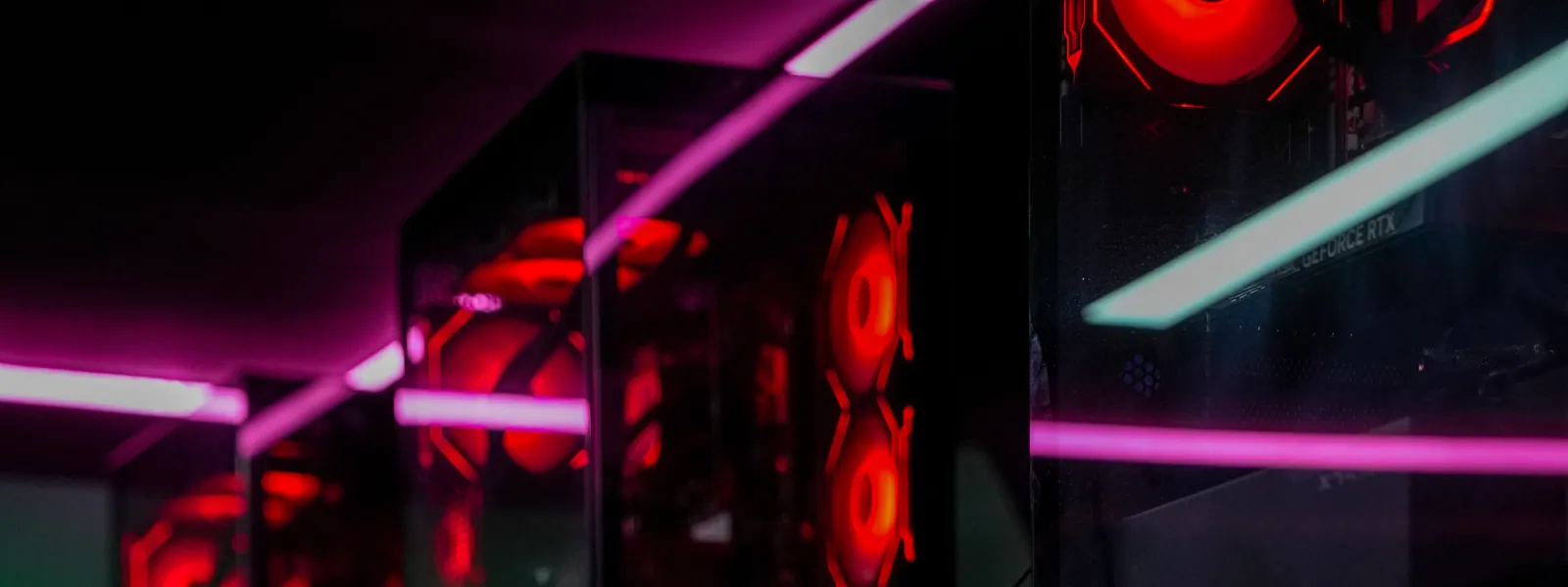 Club True Gamers de nuit — stations PC sous éclairage RGB tamisé
