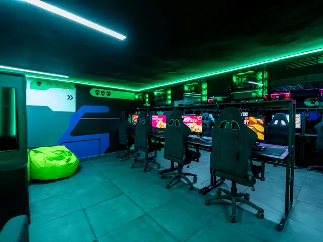 2 Mars — salle PC sous éclairage néon vert