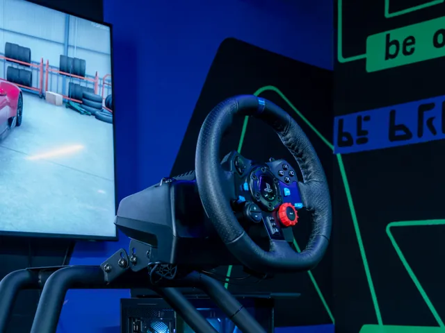 2 Mars — volant de simulateur de course