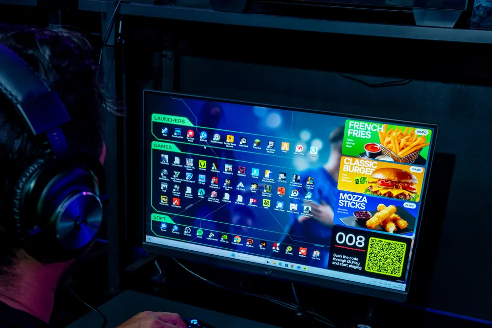 Joueur installé confortablement à une station True Gamers