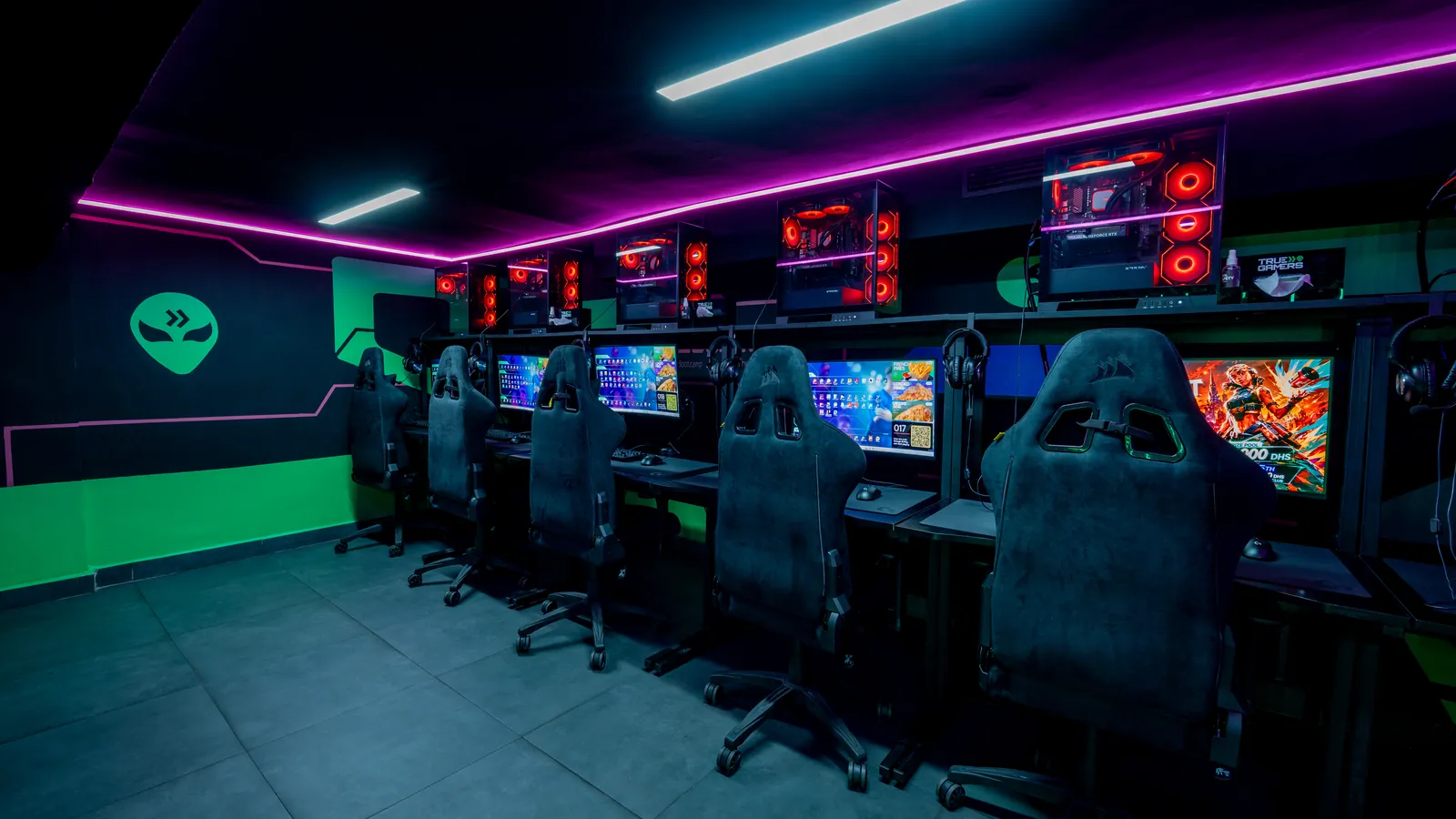 Salle PC True Gamers à Casablanca — rangée de stations de jeu sous éclairage néon