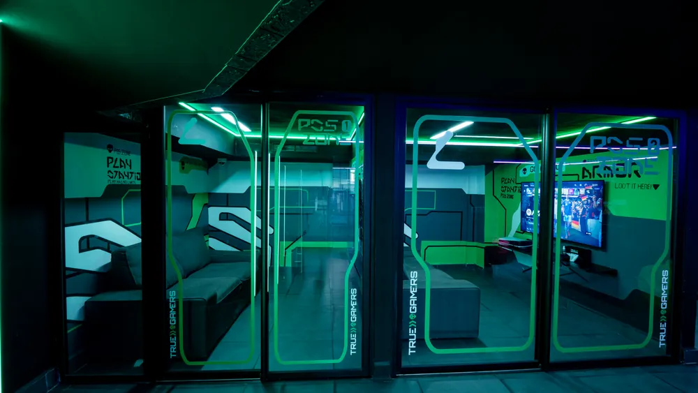 Zone PS5 True Gamers — salons console sous éclairage vert