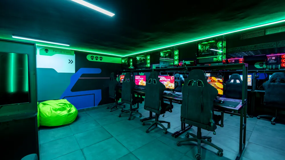 Zone Standard True Gamers — salle PC sous éclairage néon